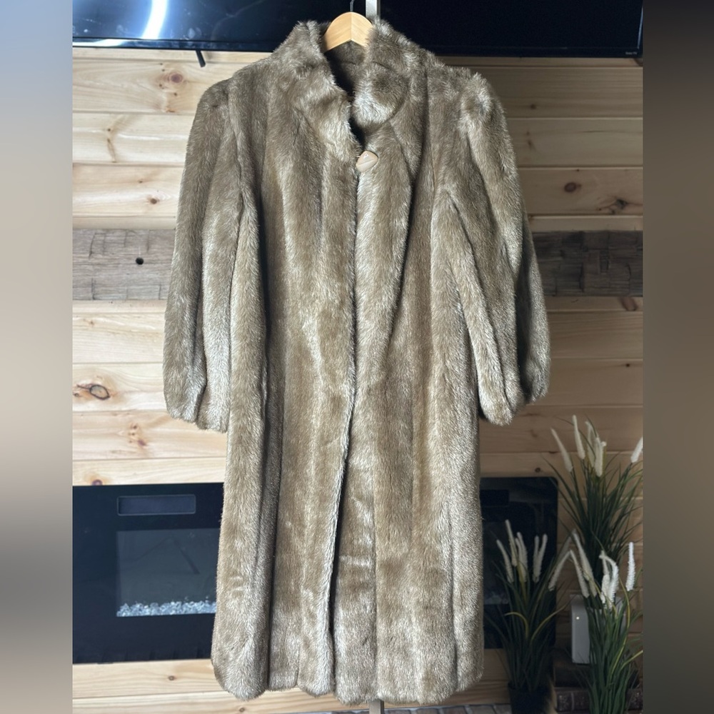 EUC Women’s Gorgeous Vintage Faux Fur Coat